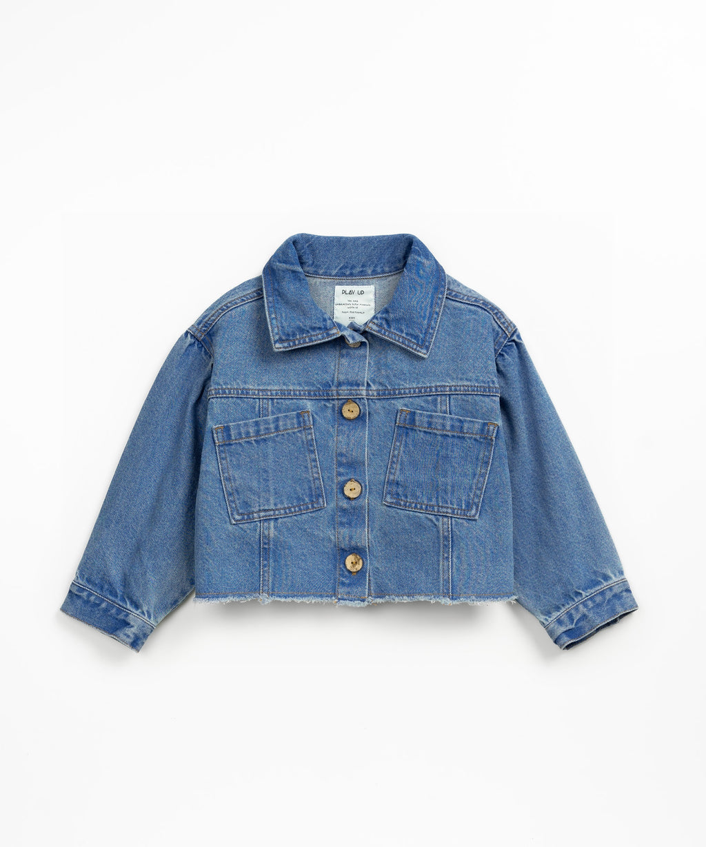 Play up short denim jacket in organic cotton with coconut buttons
